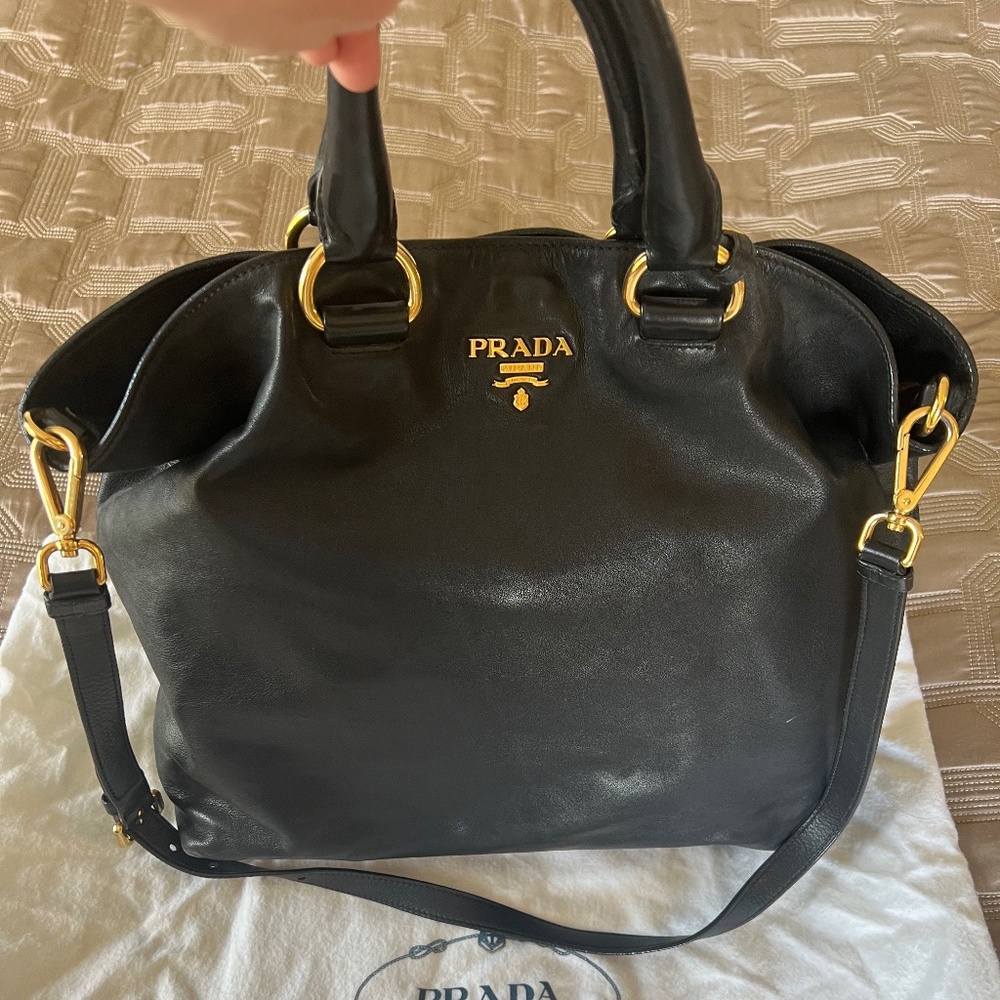 Prada leather tote in black